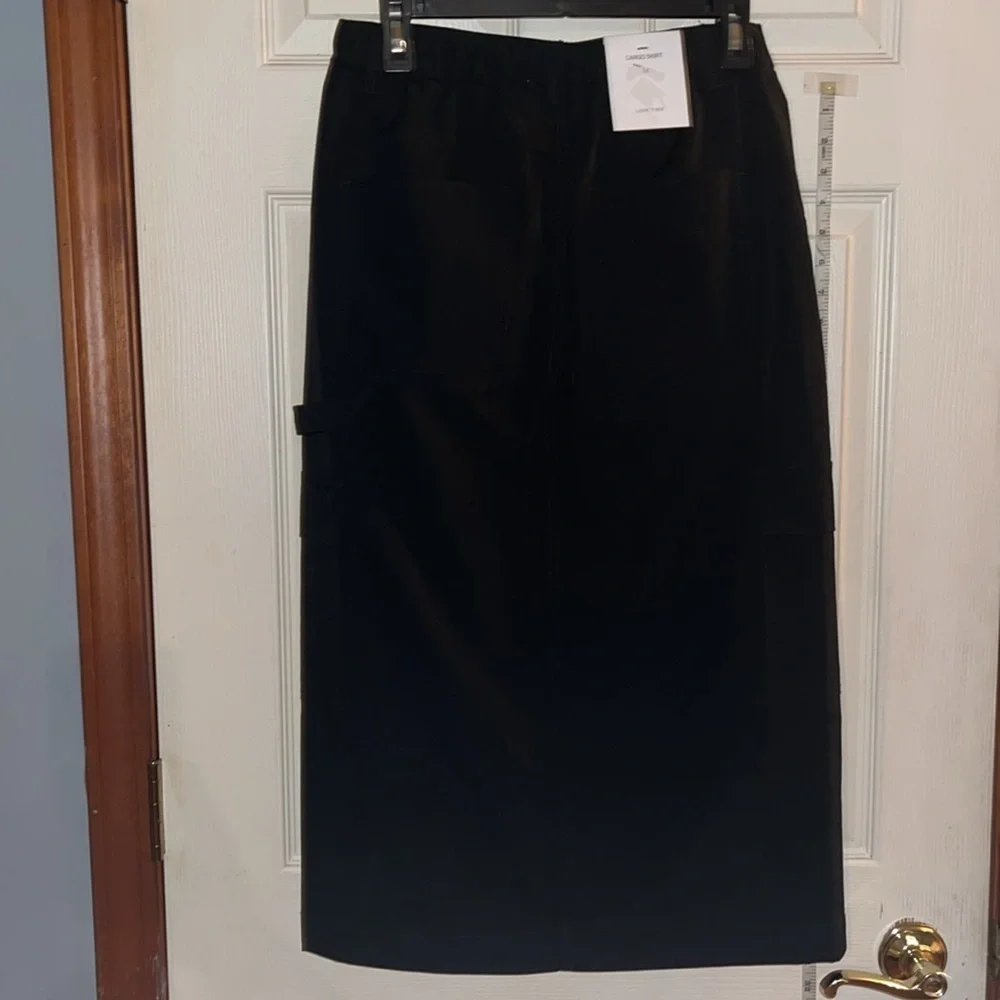 NWT-love tree-M-black-lightweight, slit in front,pockets, midi, cargo skirt.